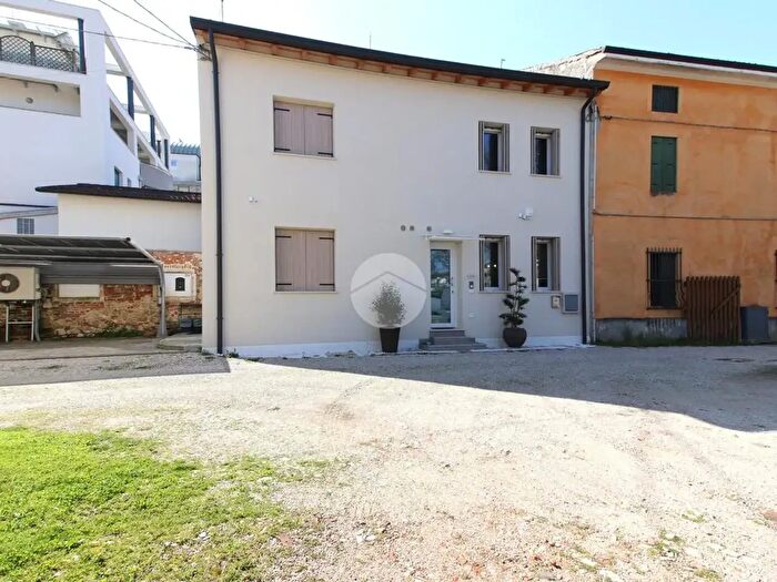 Casa trilocale in vendita in Viale Astichello, Vicenza
