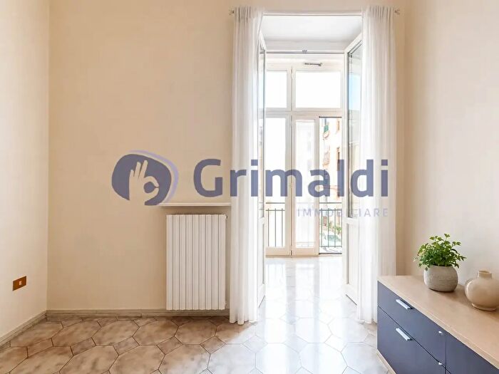 Appartamento trilocale in vendita in Via Zara, Napoli
