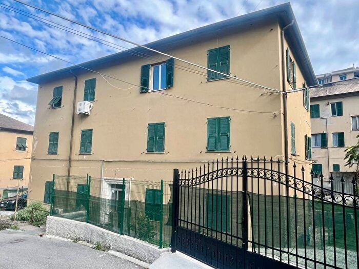 Appartamento trilocale in affitto in Via Borzoli, Borzoli, Genova