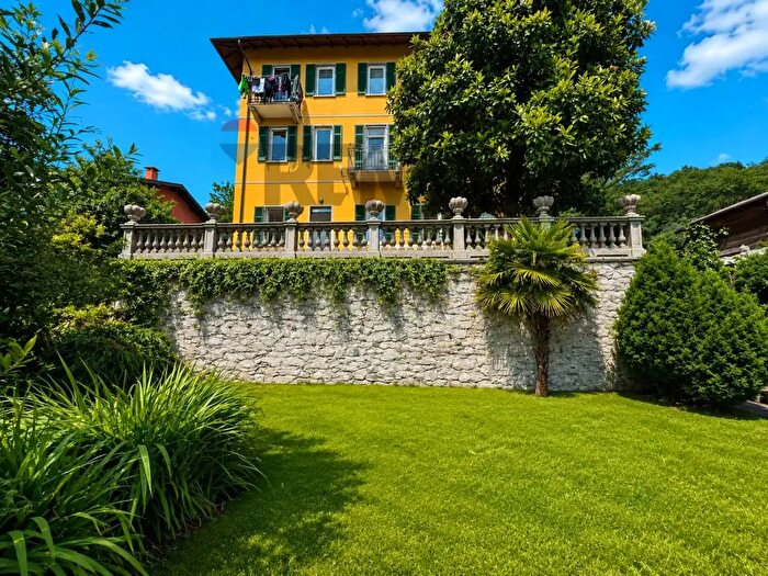 Appartamento trilocale in vendita in Via Martiri, Verbania
