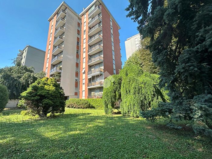 Appartamento trilocale in vendita in Via Rezzonico, Carate Brianza