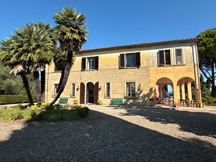 Casa con 11 locali in vendita in Crespina Lorenzana