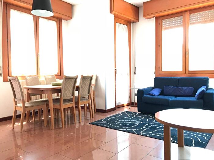 Appartamento trilocale in affitto in Via Raimondo Montecuccoli, Bande Nere, Milano