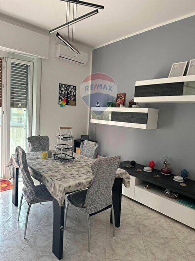 Appartamento con 6 locali in vendita in Via degli Emiri, Palermo