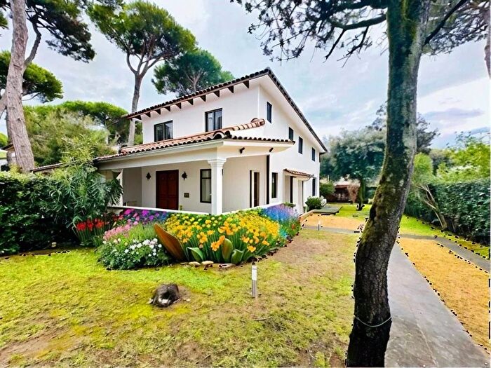 Casa con 8 locali in vendita in Forte Dei Marmi