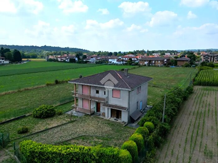 Casa con 6 locali in vendita in Via Eugenio Montale, Vedano Olona