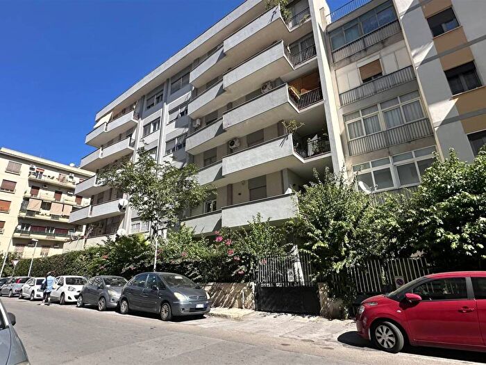 Appartamento con 6 locali in affitto in Via dei Peloritani, De Gasperi Croce Rossa, Palermo