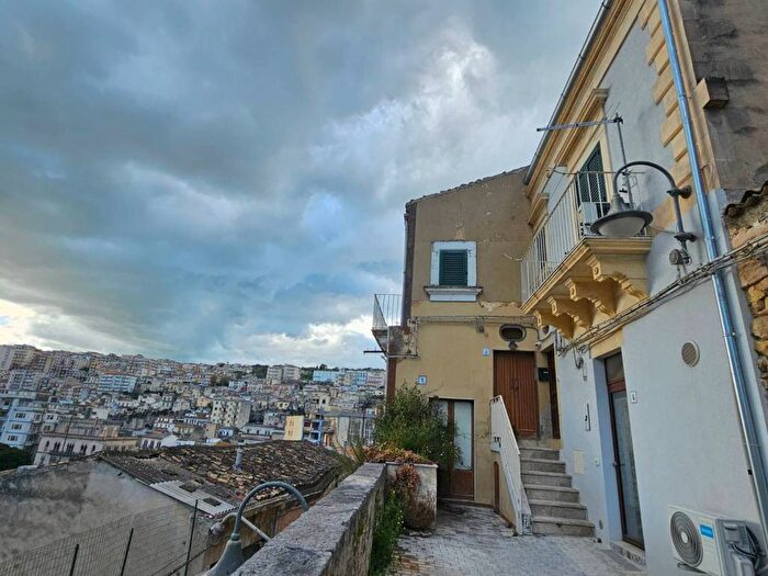 Casa trilocale in affitto in Vico Buscema, Modica Bassa, Modica