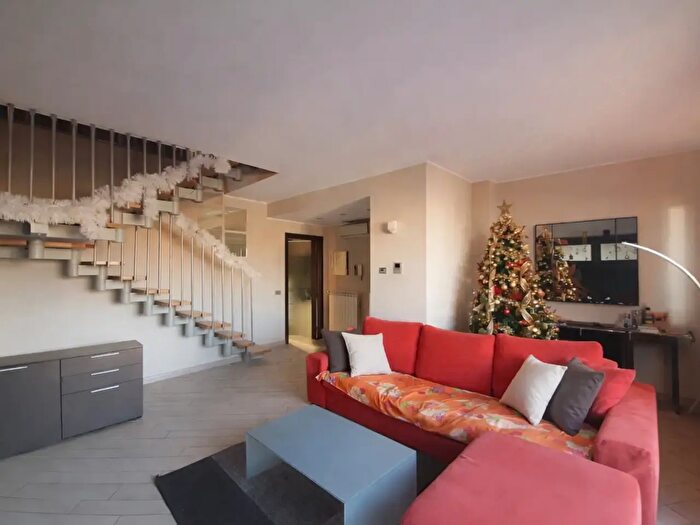 Appartamento trilocale in vendita in Via Podgora, Legnano