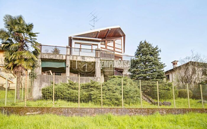 Casa con 5 locali in vendita in Via XXV Aprile, Buguggiate