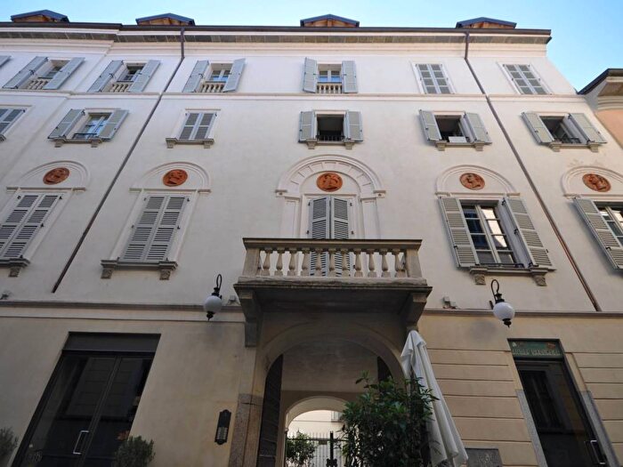 Appartamento trilocale in affitto in Via degli Avogadro, Centro Storico, Novara