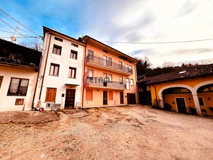 Appartamento con 7 locali in vendita in Via Cocchi, Cornedo Vicentino