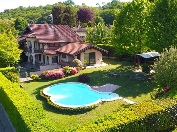 Casa con 7 locali in vendita in Arona