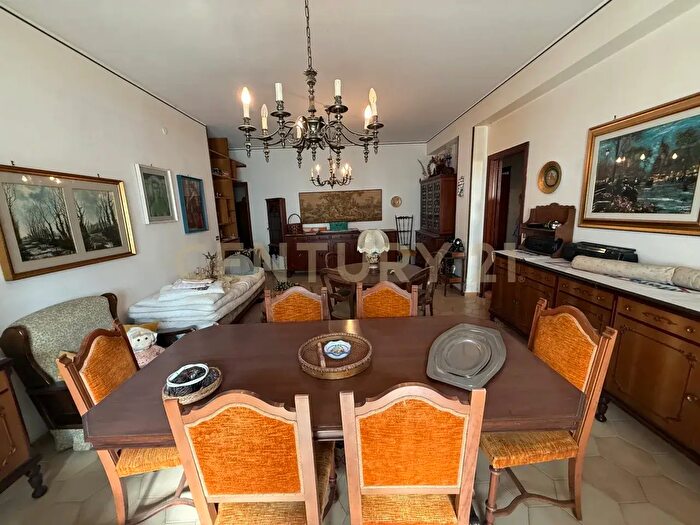 Casa con 6 locali in vendita in Via Umberto I, Catania