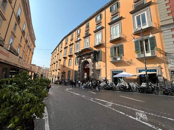 Appartamento con 6 locali in affitto in Centro Storico, Napoli