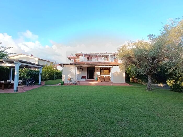 Casa con 12 locali in vendita in Via Lorenzo Viani, Forte Dei Marmi