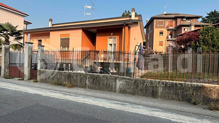 Casa quadrilocale in vendita in Via Bassi, Abbiategrasso