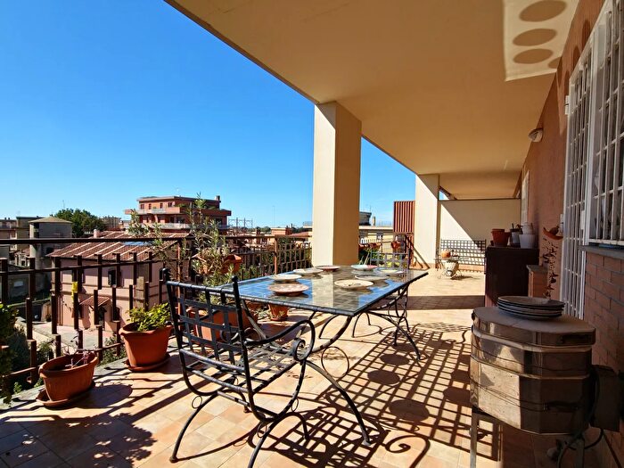 Appartamento trilocale in vendita in Via Abbiategrasso, Roma