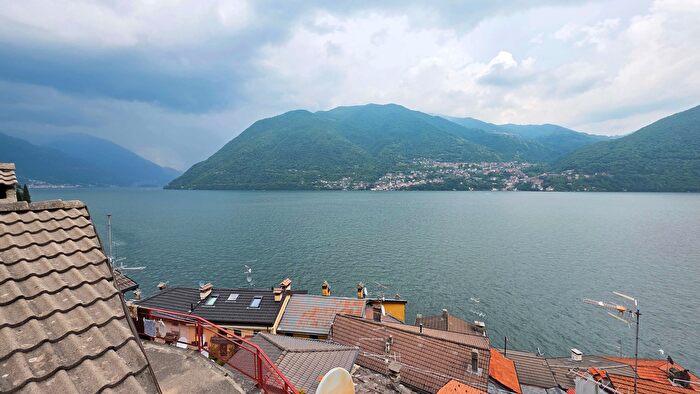 Casa con 6 locali in vendita in Via Cantoni, Brienno