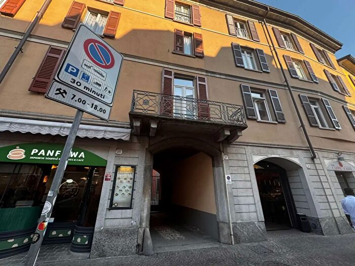 Appartamento con 5 locali in vendita in Via Milano, Como