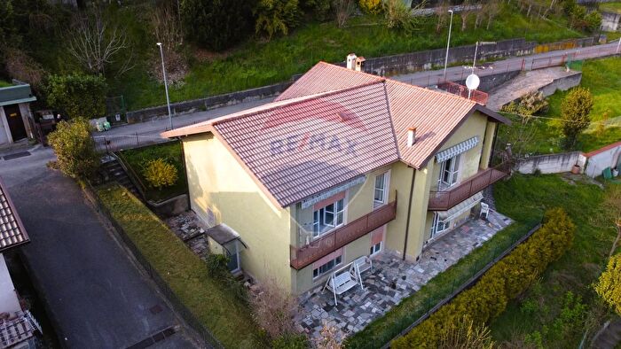 Casa con 8 locali in vendita in Ranzanico