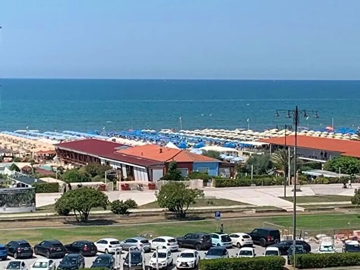 Appartamento con 5 locali in affitto in Viareggio