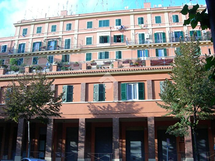 Appartamento trilocale in vendita in Via Conte di Carmagnola, Roma