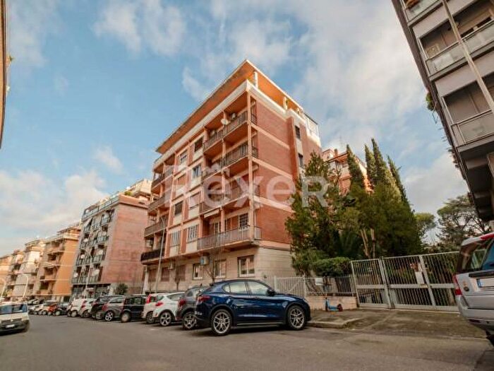 Appartamento con 5 locali in vendita in Via Aristide Leonori, Roma