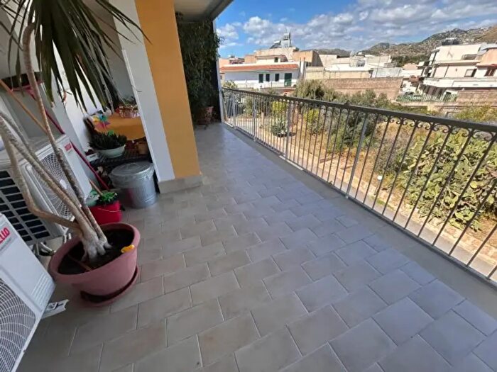 Appartamento quadrilocale in vendita in Via Ugo Foscolo, Avola