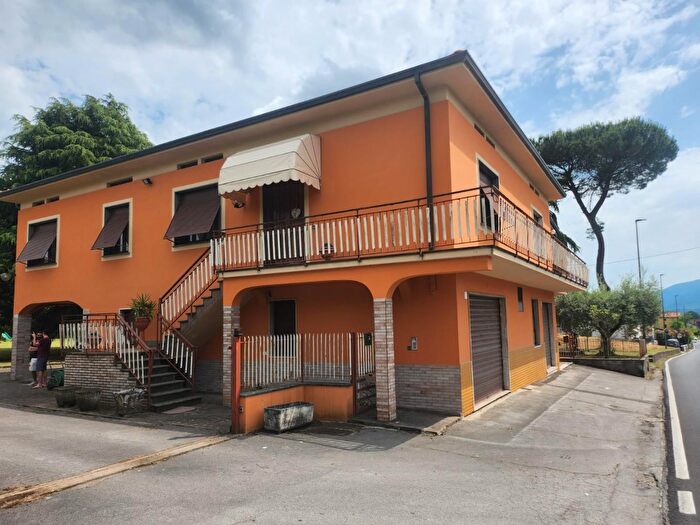 Casa con 16 locali in vendita in Capannori