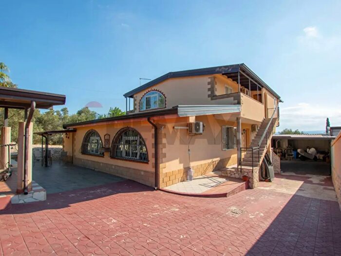 Casa con 9 locali in vendita in Via Luigi Volpicelli, Siracusa