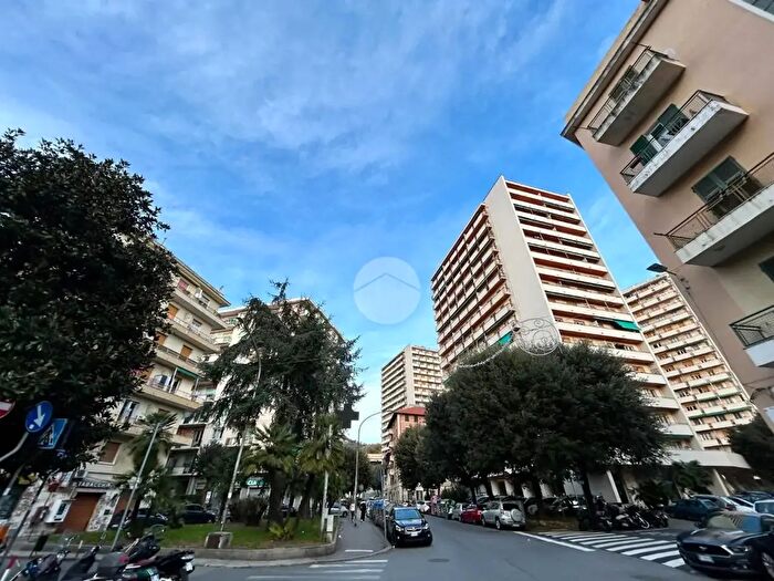 Appartamento trilocale in vendita in Via Giovanni Opisso, Genova