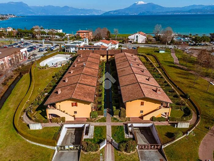 Appartamento bilocale in vendita in Via Ortigara, Sirmione