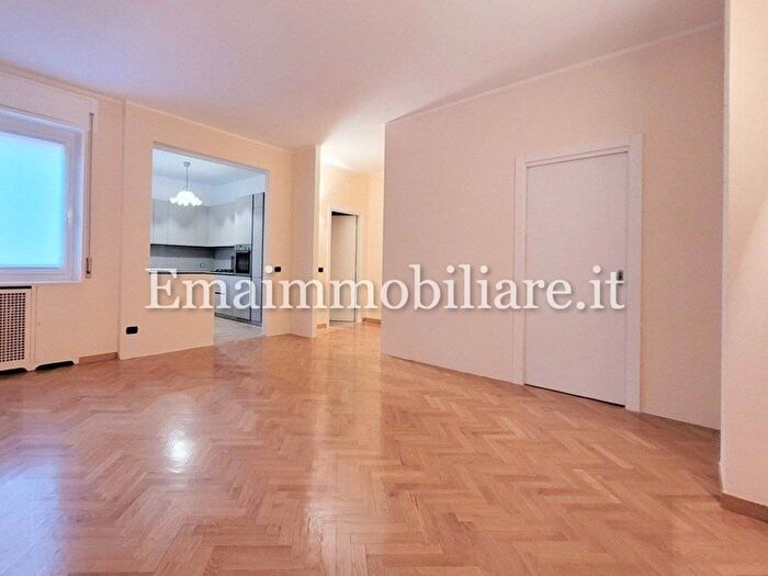 Appartamento trilocale in affitto in Via Guglielmo Silva, Monte Rosa Lotto, Milano