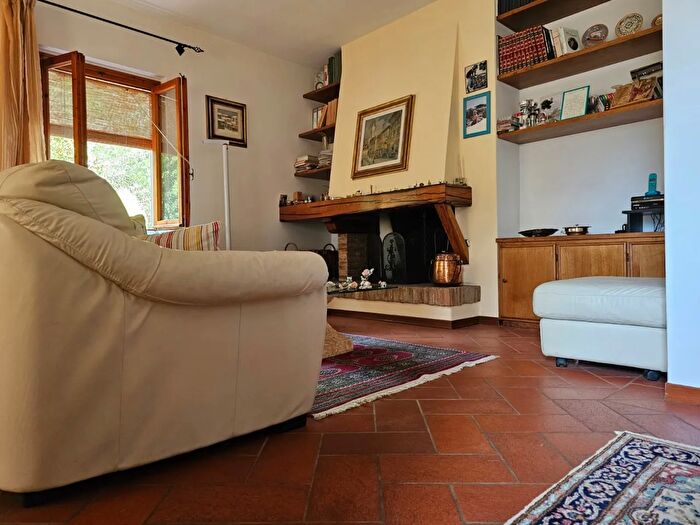 Casa con 8 locali in vendita in Londa