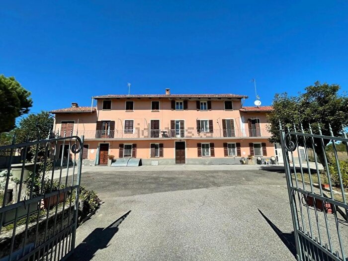 Casa con 20 locali in vendita in Isola DAsti