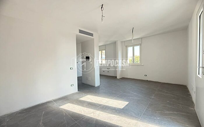 Appartamento trilocale in vendita in Via Varzi, Roma