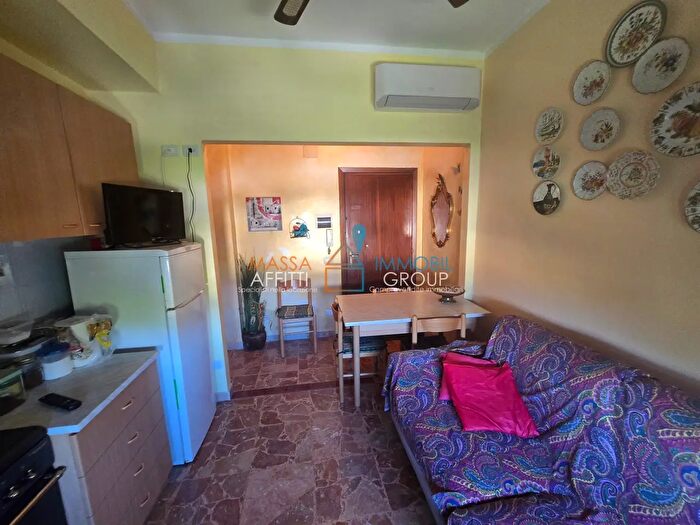 Appartamento trilocale in vendita in Via Luni, Massa