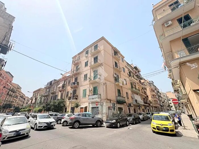 Appartamento trilocale in vendita in Via Flavio Gioia, Palermo