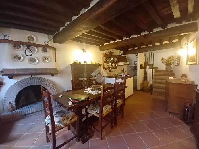 Casa quadrilocale in vendita in Via S Bartolomeo, Montecastrilli