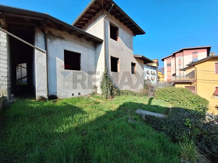 Casa con 8 locali in vendita in Pianico