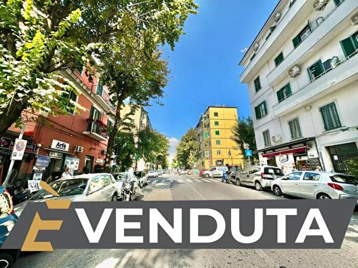 Appartamento trilocale in vendita in Via Vincenzo Gemito, Napoli