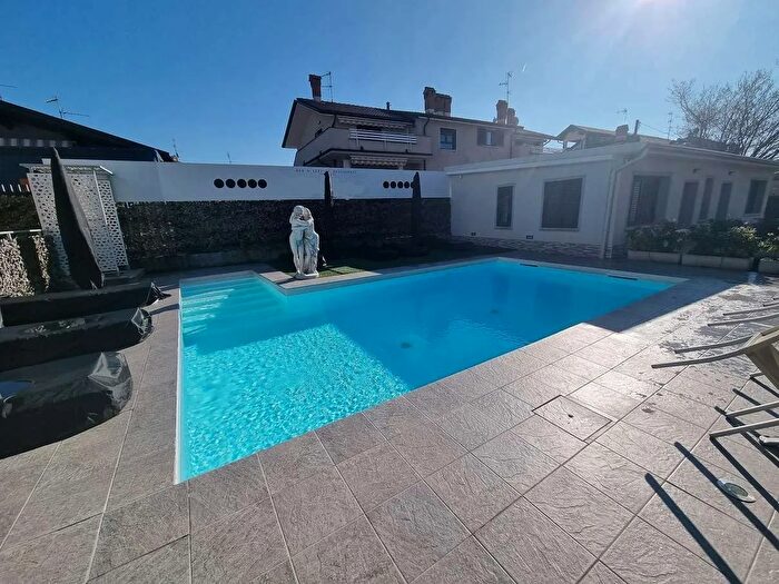 Appartamento bilocale in vendita in Via Pace, Limbiate