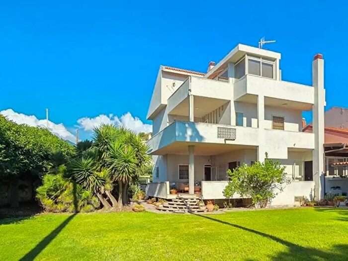 Casa con 8 locali in vendita in Galati Marina Via Nazionale, Messina
