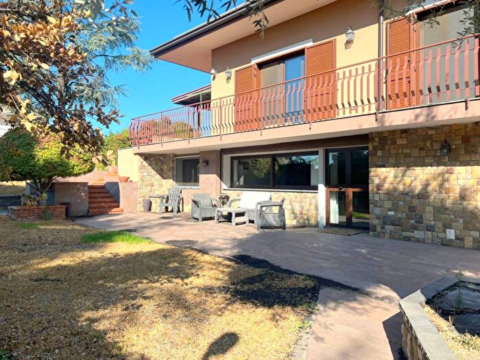 Casa con 6 locali in affitto in Via Piero Maroncelli, Trecastagni