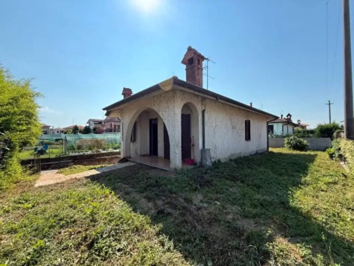 Casa con 6 locali in vendita in Via Papa Giovanni XXIII, Vertemate Con Minoprio