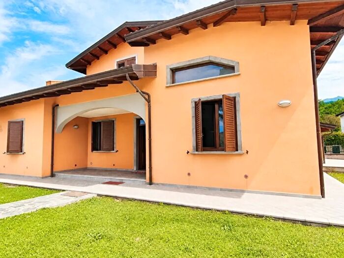 Casa con 7 locali in vendita in Villafranca In Lunigiana