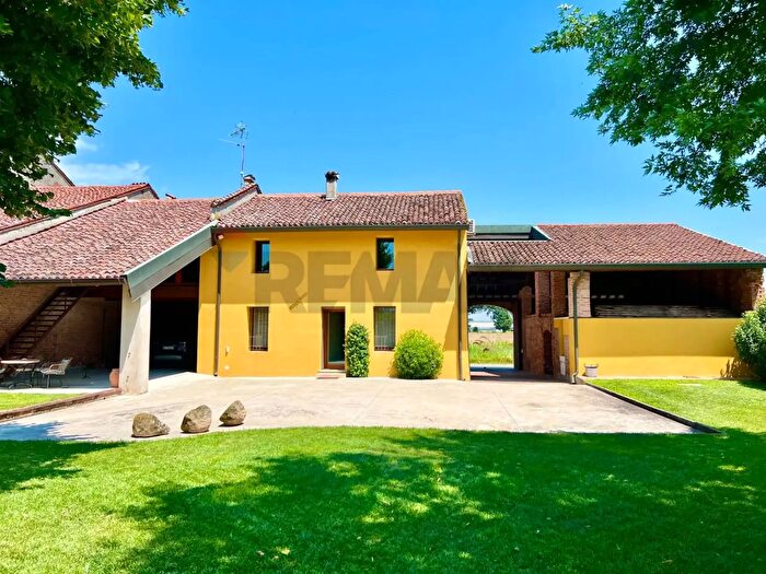 Casa con 7 locali in vendita in Sospiro