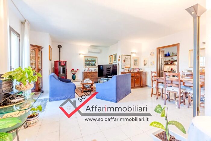 Appartamento con 7 locali in vendita in Via Faenza, Olbia