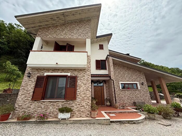 Casa con 5 locali in vendita in Castelnuovo Cilento